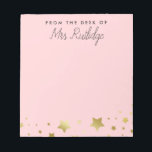 Bloc-note Du bureau des étoiles d'or rose pâle Faux<br><div class="desc">Bloc-notes rose clair imprimé avec des étoiles faux or,  parfait pour les enseignants. Ajoutez votre nom dans un charmant script écrit à la main.</div>