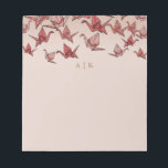 Bloc-note Élégante Grue en papier Origami Monogramme rouge<br><div class="desc">De belles grues en papier illustrées rose et rouge rendent ces blocs-notes monogrammes élégants et modernes !</div>