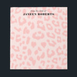 Bloc-note Empreinte de léopard rose pâle personnalisé<br><div class="desc">Un grand motif de taches empreintes de léopard prend une tournure moderne en rose pâle. Personnalisez le monogramme personnalisé et faites un cadeau personnel pour vous-même ou pour quelqu'un que vous aimez. ©2014 tous droits réservés.</div>