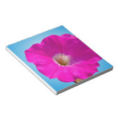 Bloc-note fleur de pétunia rose sur fond bleu. (Incliné)