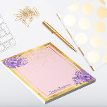 Bloc-note fleurons violets d'or rose nom<br><div class="desc">Trendy et glamour avec l'or rose élégant,  arrière - plan de couleur rose. Avec un cadre d'or rustique,  et des fleurs à l'eau couleur violet et violet tendance. Modèle pour votre nom des lettres de couleur violet dans un script de style manuscrit.</div>