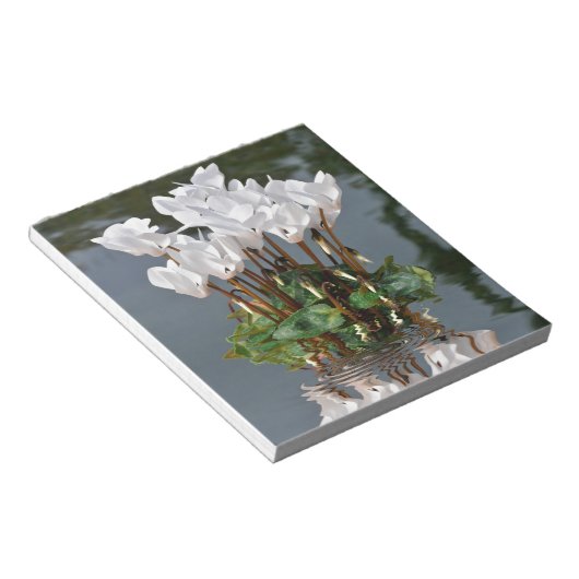 Bloc-note Fleurs de cyclamen blanc dans l'eau (Incliné)