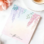 Bloc-note Fleurs de glycine rose pastel personnalisées<br><div class="desc">Ce bloc-notes personnalisé présente de délicates fleurs de glycine en cascade dans des teintes pastel douces, créant un design d'aquarelle rêveur et élégant. Parfait pour les amateurs de fleurs, de nature et les amateurs de papeterie artistique. Customisez le texte en bas pour une touche personnelle, ce qui le rend idéal...</div>