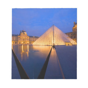 Bloc-note France, Paris. Le musée du Louvre au crépuscule.