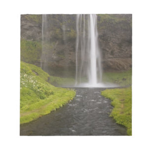 Bloc-note Islande. Personnes sur le sentier derrière Seljala