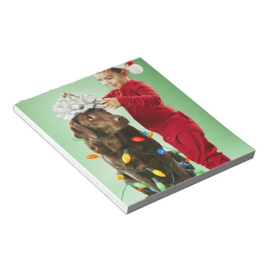 Bloc-note Jeune garçon enveloppant les lumières de Noël auto (Incliné)