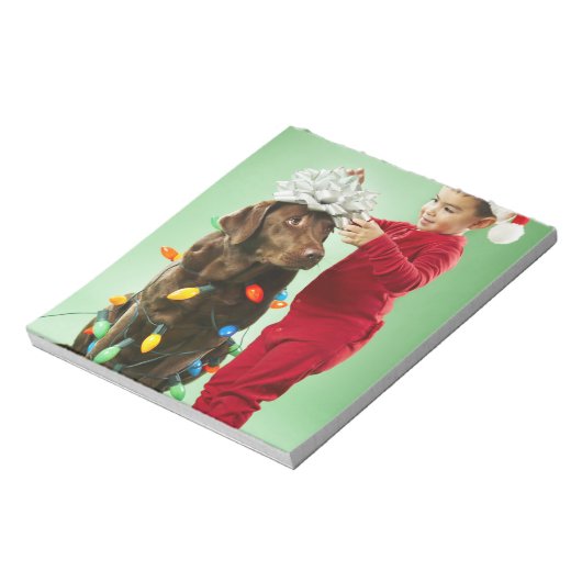 Bloc-note Jeune garçon enveloppant les lumières de Noël auto (Tourné)