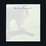 Bloc-note Joli Cheval Brown allongé dans l'herbe<br><div class="desc">Un bloc-notes avec une belle photo représentant un beau cheval de baie brun posé dans l'herbe,  à l'air paisible et contenu.</div>