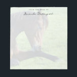 Bloc-note Joli Cheval Brown allongé dans l'herbe<br><div class="desc">Un bloc-notes avec une belle photo représentant un beau cheval de baie brun posé dans l'herbe,  à l'air paisible et contenu.</div>