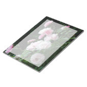 Bloc-note jolis buissons de fleurs de rose rose et blanche.  (Incliné)