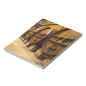 Bloc-note La cave à vin avec de grands vieux coffres en bois (Tourné)