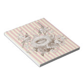 Bloc-note La Petite Famille sur arrière - plan rose et crème (Incliné)