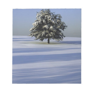 Bloc-note L'arbre dans la neige a couvert le paysage