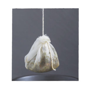 Bloc-note Le sac de thé est suspendu dans une tasse