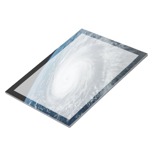 Bloc-note Le typhon Hinnamnor. (Incliné)