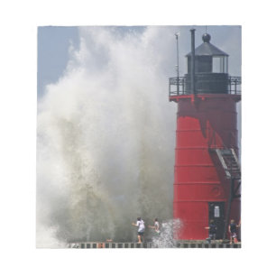 Bloc-note Les gens sur la jetée regardent de grandes vagues