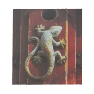 Bloc-note lézard gris sur bois usé
