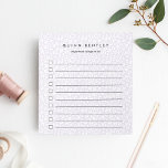Bloc-note Lilac | Empreinte de léopard Pastel Personnalisé<br><div class="desc">Le bloc-notes personnalisé chic dispose d'un arrière - plan empreinte de léopard en violet et blanc pastel violet et muet. Personnalisez avec un nom et une ligne supplémentaire de texte personnalisé (avec "choses importantes à faire") en lettres noires modernes. Ce bloc-notes en filigrane dans un motif poster de animal lavande...</div>