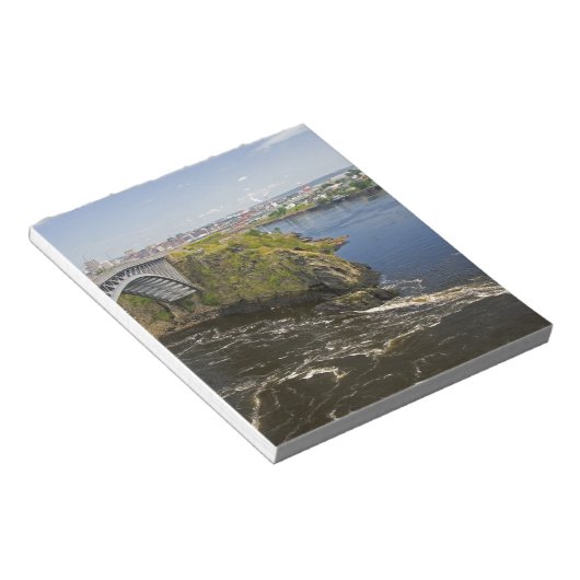 Bloc-note L'inversion des chutes sur la rivière St. John à S (Incliné)