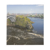 Bloc-note L'inversion des chutes sur la rivière St. John à S (Devant)