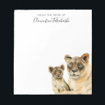 Bloc-note Lion | Mère et Cub Custom<br><div class="desc">Voici une aquarelle représentant un lion-mère et son petit. Elle a le bras tendu autour de son bébé comme si elle protégeait son bébé. Elle a l'air féroce.</div>
