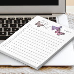 Bloc-note Liste de contrôle personnalisée Papillon violet et<br><div class="desc">Pads chic et féminin à faire-liste, que vous pouvez personnaliser avec votre nom. Le design comporte de jolis papillons en haut avec "à faire liste" en lettres dans la typographie de script. Il a une palette de couleurs rose violet et gris et les cases à cocher et les lignes aident...</div>