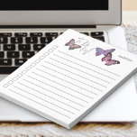 Bloc-note Liste de contrôle personnalisée Papillon violet et<br><div class="desc">Pads chic et féminin à faire-liste, que vous pouvez personnaliser avec votre nom. Le design comporte de jolis papillons en haut avec "à faire liste" en lettres dans la typographie de script. Il a une palette de couleurs rose violet et gris et les cases à cocher et les lignes aident...</div>