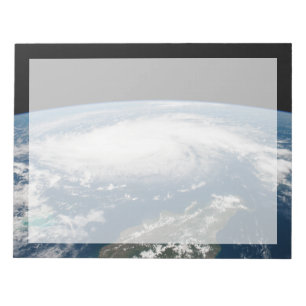 Bloc-note L'Ouragan Dorian Au-Dessus De L'Océan Atlantique.