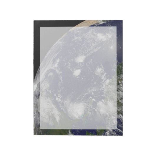 Bloc-note L'Ouragan Irene Traverse Les Bahamas. (Tourné)