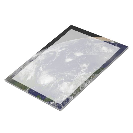 Bloc-note L'Ouragan Irene Traverse Les Bahamas. (Incliné)