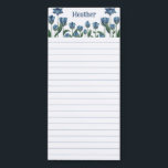 Bloc-note Magnétique Joli Fleurs sauvages Bleus Liner Votre Nom<br><div class="desc">Un bloc-notes fleuri recouvert d'un carré vous permet de suspendre sur votre frigo imprimé avec votre nom dans une police d'écriture bleu curieux avec de jolis fleurs sauvages bleus à différents stades de floraison. Bloc-notes bleu floral magnétique customisé de votre nom en lettres bleues charmantes entourées de nombreuses jolies petites...</div>