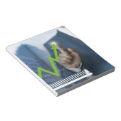 Bloc-note Man showing stock price touchscreen concept (Incliné)