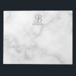 Bloc-note Marbre blanc de script personnalisé Monogramme et<br><div class="desc">Monogramme personnalisé et cadeau de nom caractéristiques monogramme personnalisé en style de police de script classique gris et nom en style de police de serif classique gris sur arrière - plan de marbre blanc. Parfait comme cadeau de vacances, cadeau de fête des pères et cadeau pour toutes les occasions spéciales....</div>