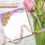 Bloc-note Moderne, chic aquarelle or rose pourpre éclaboussu<br><div class="desc">Faux or typographie manuscrite et riche, or, violet, rose et turquoise des tourbillons d'encre d'aquarelle et des éclaboussures superposent un arrière - plan blanc sur ce bloc-notes chic, élégant et moderne. Faites une déclaration amusante et élégante chaque fois que vous prenez une note pendant votre journée de travail. Fait un...</div>