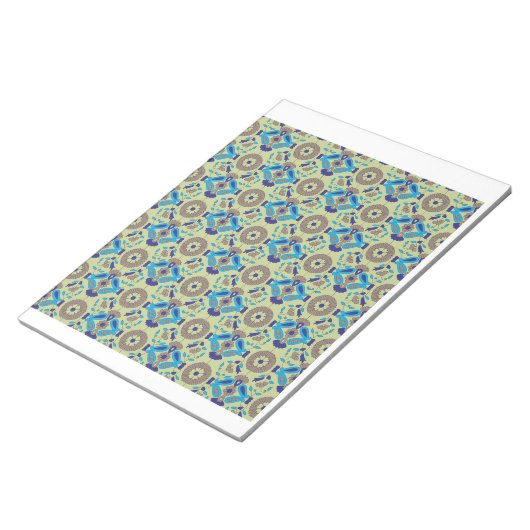 Bloc-note motif bleu et vert sur arrière - plan vert (Incliné)