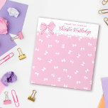 Bloc-note Motif mignon rose de la boîte du bureau de nom<br><div class="desc">Un joli bloc-notes personnalisé rose avec un motif d'arcs blancs contre un arrière - plan rose. En haut du bloc-notes girly,  du bureau de Votre Nom,  avec votre nom dans un magnifique script rose à côté d'un arc de bande dessinée en rose.</div>