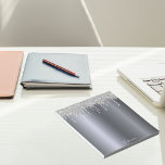 Bloc-note Nom des gouttes de parties scintillant d'argent<br><div class="desc">Décoré avec la goutte de parties scintillant en faux argent,  look goutte de peinture. Elégant faux arrière - plan métallique argent. Modèle pour votre nom en gris clair écrit avec un script de style manuscrit.</div>