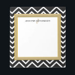 Bloc-note Nom monogramme du motif de chevron noir moderne<br><div class="desc">Ecran moderne design noir et blanc chevron et cadre doré personnalisé bloc-notes. Design de chevrons noir et blanc avec monogramme et nom. Vous pouvez ajouter votre propre nom ou texte et monogramme.</div>