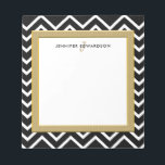 Bloc-note Nom monogramme du motif de chevron noir moderne<br><div class="desc">Ecran moderne design noir et blanc chevron et cadre doré personnalisé bloc-notes. Design de chevrons noir et blanc avec monogramme et nom. Vous pouvez ajouter votre propre nom ou texte et monogramme.</div>