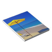 Bloc-note Parapluie de plage jaune et chaises sur plage imma (Incliné)