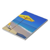 Bloc-note Parapluie de plage jaune et chaises sur plage imma (Tourné)