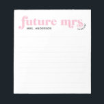 Bloc-note Pink Future Mme To Do Liste Typographie Vintage<br><div class="desc">Félicitations à toutes les futures mariées ! Si vous ou un ami vous avez récemment engagé ce bloc-notes est pour vous. Le Bloc-notes contient une police vintage en gras avec une liste de choses à faire enroulée élégamment autour de l's. Ajoutez votre nom ou votre futur nom pour une touche...</div>
