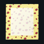 Bloc-note poupée mignonne et marguerite motif jaune<br><div class="desc">Motif mignon de coccinelle avec dessin à la main de bogues de dame et marguerites sur un arrière - plan jaune d'naissance.</div>