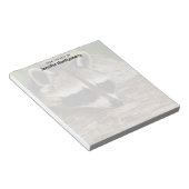 Bloc-note Raccoon mignon reposant sur un journal (Incliné)