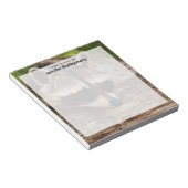 Bloc-note Raccoon mignon reposant sur un journal (Incliné)
