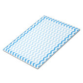 Bloc-note Rayures zigzag chevron bleu vif tendance. (Incliné)