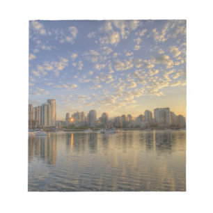 Bloc-note Regardant à travers False Creek l'horizon de