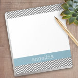 Bloc-note Robin Oeuf Bleu et Gris Chevrons Nom personnalisé<br><div class="desc">Un motif chevron branché aux couleurs fraîches est inclus dans ce design,  moderne et sobre.</div>
