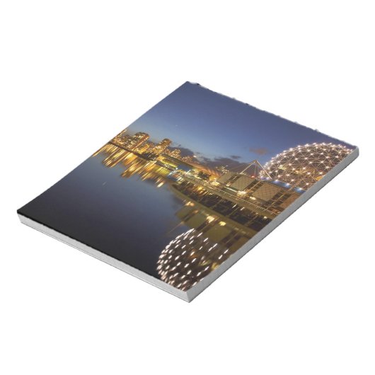 Bloc-note Science World et CBD reflété dans False Creek, (Tourné)