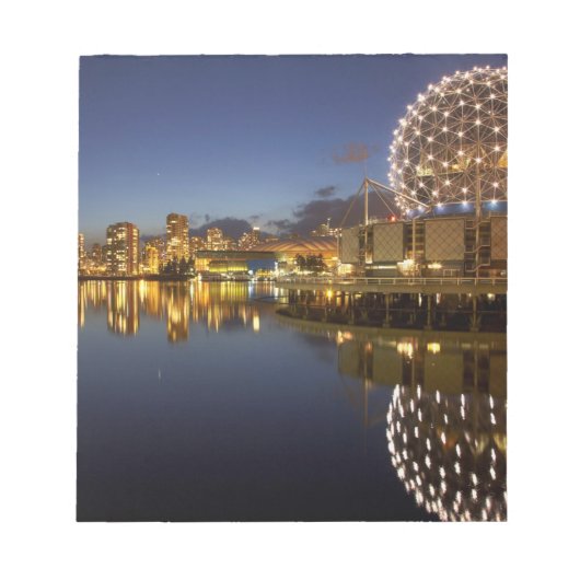Bloc-note Science World et le CBD reflétés dans False Creek, (Devant)